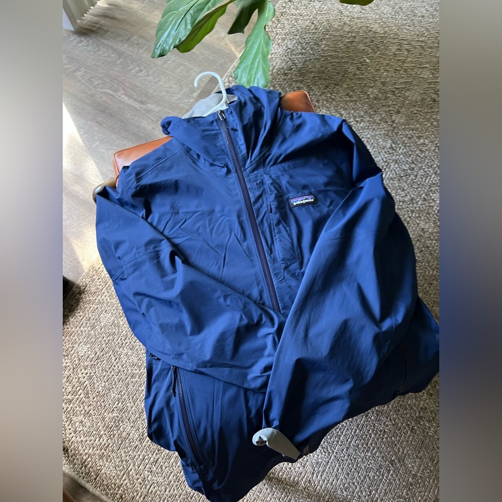 Patagonia Women’s Raincoat - Stretch Rainshadow Jacket in Navy